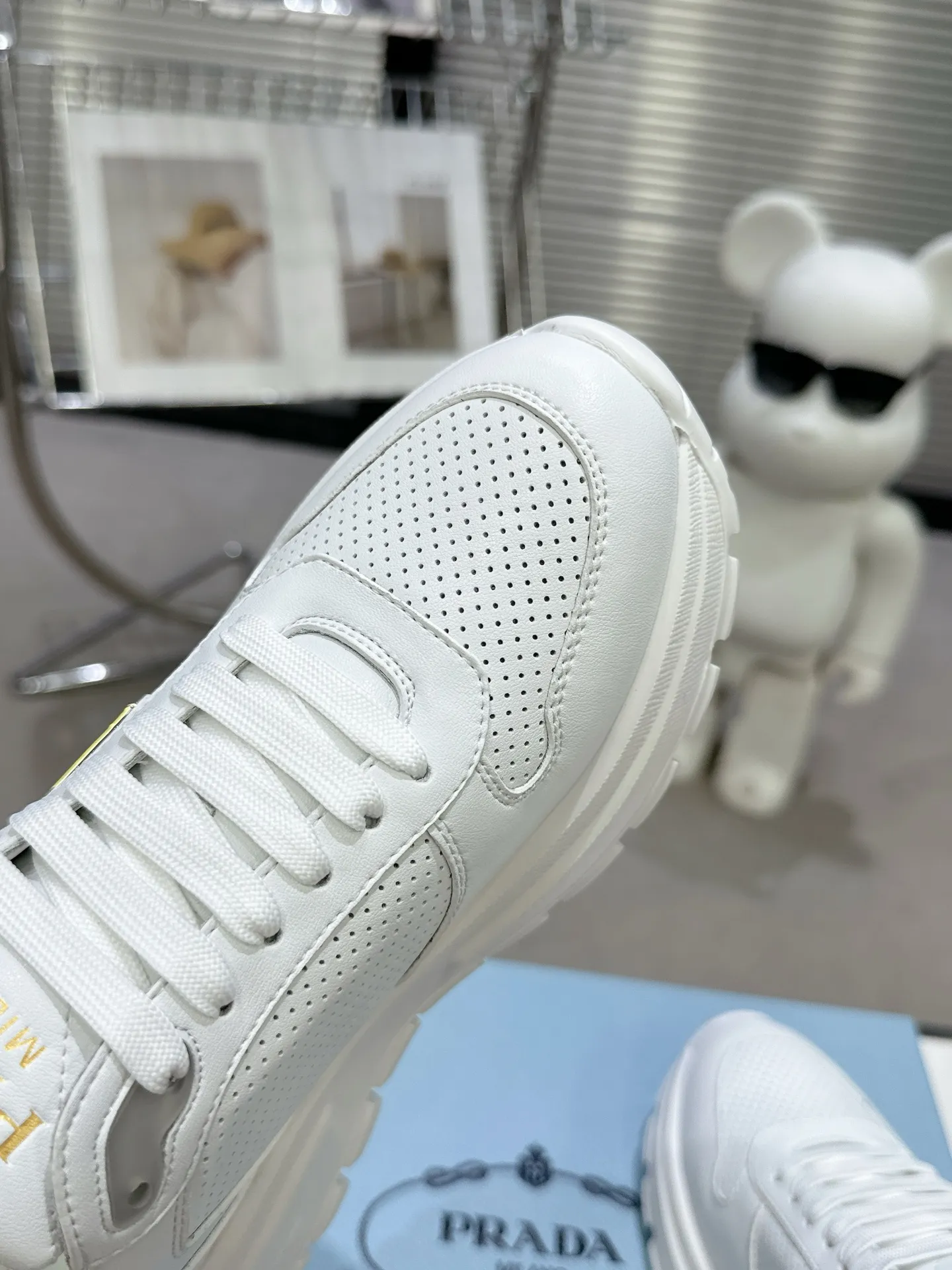 👟👟Ex-factory price 600👟👟 PRADA ²⁰²5𝐬𝐬Prada’s new product comes with strength! ❣️Many Internet celebrities have the same style, fashionable and versatile nice items, original shoes are developed and purchased from Italian counters, and are reproduced 1:1 according to the original taste. This year’s theme is not to be defined, embodying texture through simplicity💛From thick-soled sneakers to zigzag short boots to 2024 flat shoes, everything reveals a sure-fire momentum...combining gentleness and handsomeness, the finishing touch for women❤️ The top-grade open-edge beaded cowhide with imported cowhide triangle logo is consistent with the original version, the wear-resistant and ultra-light two-color outsole, and the sheepskin lining are breathable and comfortable. ⚛Size: Women's 35-40 ⚛Size: Men's 39-45 Original packaging accessories. ⚛